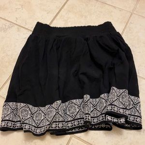 Old Navy Black and White Flowy Skirt Size M
